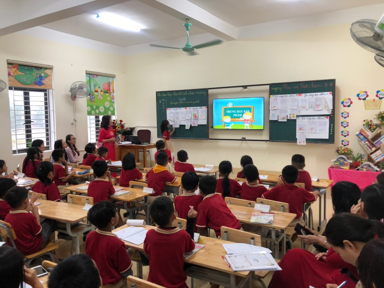 Học sinh chia sẻ bài viết của mình trong giờ Tiếng Việt