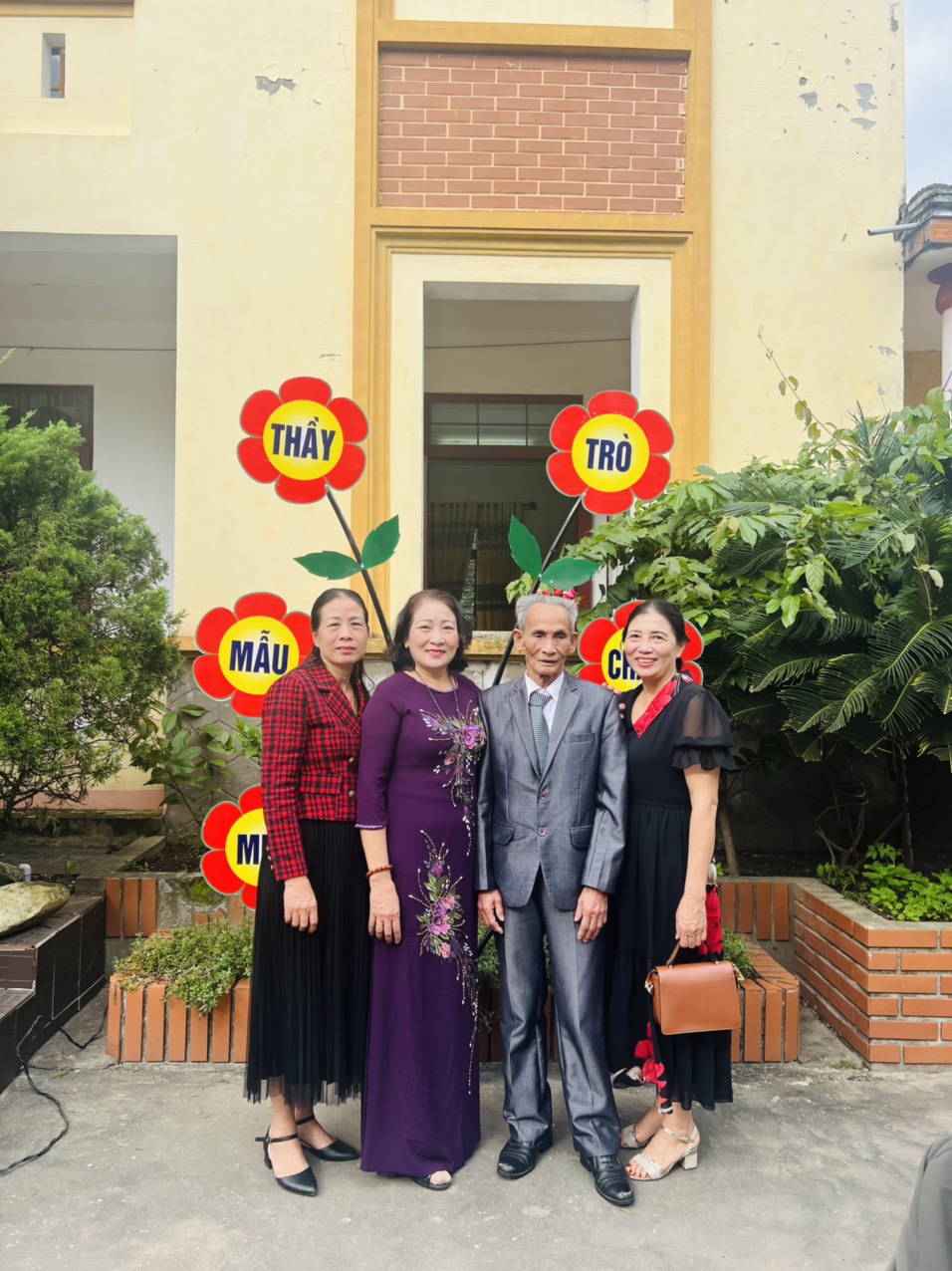 Thầy Nguyễn Trọng Tiến, cô Dương Thị Hà và các cô nghỉ hưu
