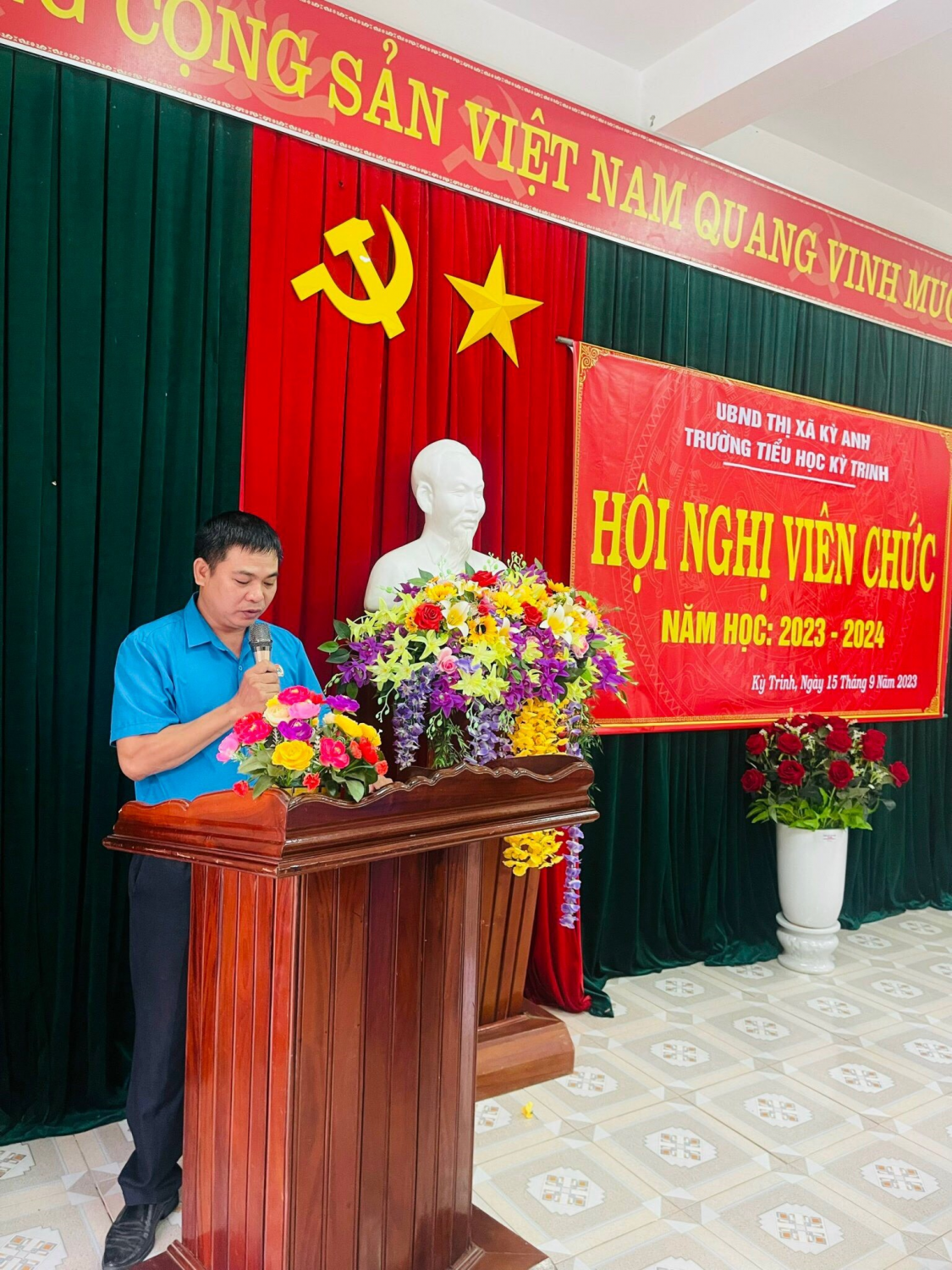 Đồng chí Phạm Trung Hiếu - Phó bí thư chi bộ - Phó hiệu trưởng nhà trường Báo cáo tổng kết việc thực hiện Nghị quyết Hội nghị CBCCVC năm học 2022-2023.