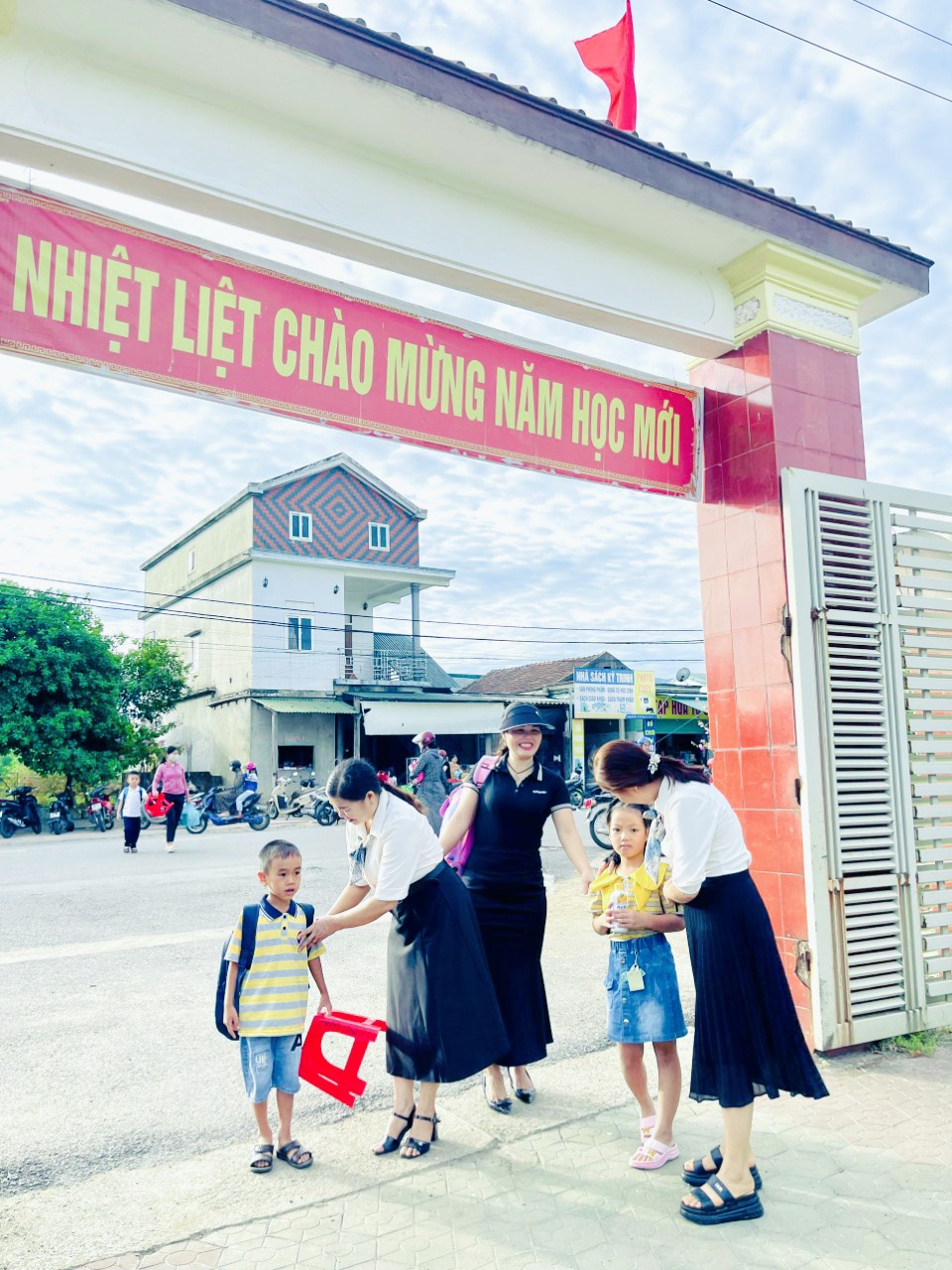 HÂN HOAN NGÀY TỰU TRƯỜNG